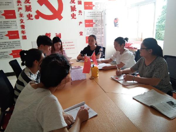 活动前支部干事在党员工作站开会讨论 活动前支部干事在党员工作站开会讨论